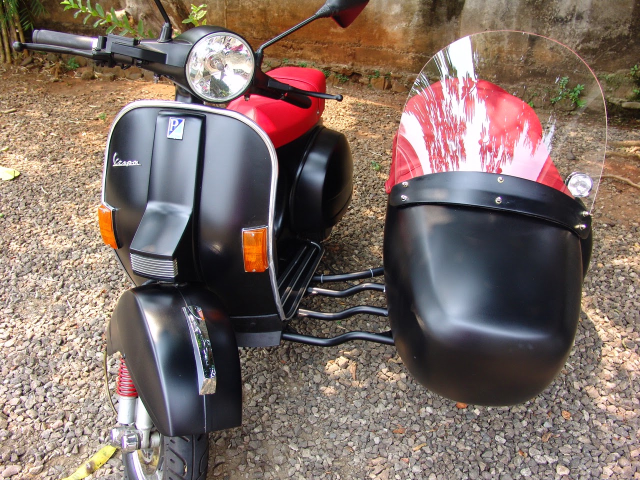 Vespa PX 150 with Sidecar – side view